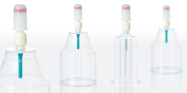 vier Blutkulturflaschen mit unterschiedlich breitem Flaschenhals, ausgestattet mit Blutkultur-Adapter